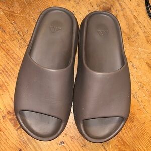 YEEZY Adidas UNISEX size 10 “SOOT” slip on sandals preowned